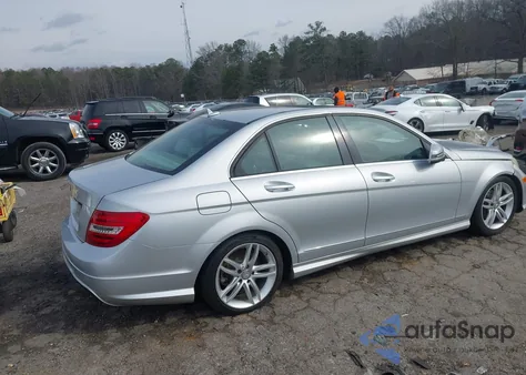 2013 Mercedes-Benz C 250 Sport z USA, uszkodzony, nr VIN WDDGF4HB6DR246391
